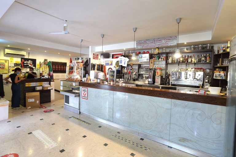 Bar Duff Cassino bancone 2 768x512